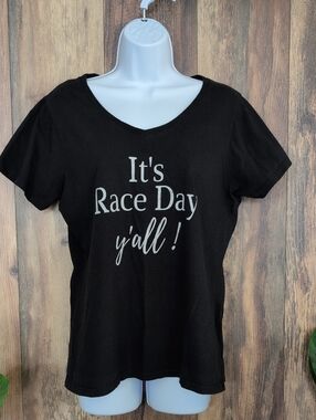 Port & Col Black "It's Race Day y'all!" Women's V-Neck Graphic Tee L     Q227